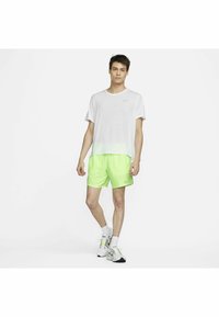 Nike Performance STRIDE SHORT - Calções desportivos - ghost green midnight navy midnight navy