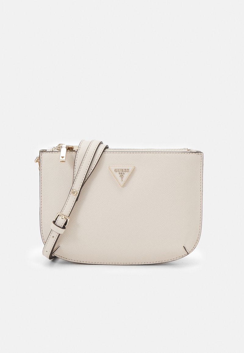 Borsa a tracolla beige realizzata in materiale sintetico testurizzato, caratterizzata da un logo triangolare oro, chiusura con zip e una tracolla regolabile.