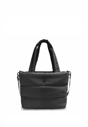 Bolsa tote acolchada negra con asas dobles, una correa de hombro desmontable y un pequeño logotipo en forma de escudo en el centro frontal.