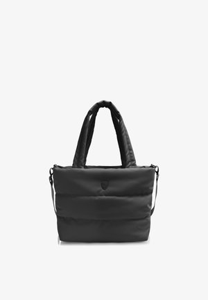 Borsa tote imbottita nera con doppi manici, tracolla removibile e piccolo logo a scudo al centro davanti.