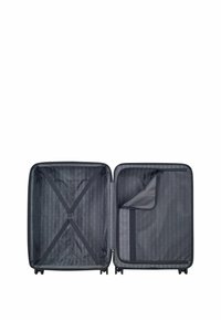 Valigia nera con guscio rigido, aperta per rivelare un interno grigio con motivo. Presenta cinghie incrociate e una tasca con zip su un lato.