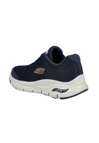 Zapatilla deportiva de la marca Navy con parte superior de malla, collar acolchado, entresuela blanca y etiqueta "ArchFit" en el lateral. Cuenta con punta redonda y cierre con cordones.