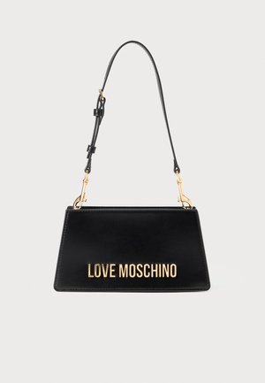 Svart trapeziod veske med justerbar stropp og gull "LOVE MOSCHINO" logo foran mot hvit bakgrunn.