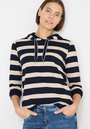Granatowo-beżowa bluza z kapturem w paski, z regulowanym sznurkiem, długimi rękawami i luźnym krojem. Noszona z dżinsami, z zaokrąglonym dołem.