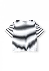 Camiseta de manga corta a rayas en blanco y negro, con escote redondo y un corte holgado, fabricada en suave material de algodón.