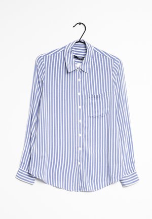 Blauw-wit gestreept overhemd met lange mouwen en knopen, met verticale strepen en een borstzak aan de voorkant, hangend aan een zwarte hanger.