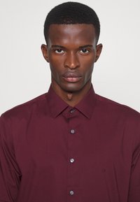 Calvin Klein Camisa formal - port royale