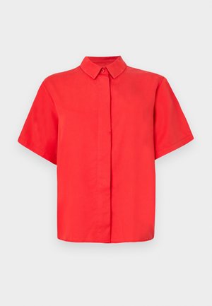 Crvena košulja kratkih rukava s ovratnikom na gumb, izrađena od glatkog materijala, s ravnim krojem i prednjim kopčanjem na gumbe.