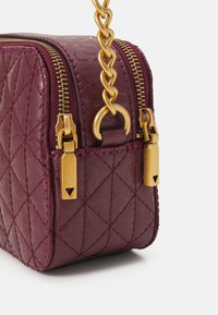 Burgunderfarbene Ledertasche mit einem gesteppten Design, goldenen Beschlägen, Doppelreißverschluss und einer Kettenriemen. Verfügt über auffällige Nähte und Textur.