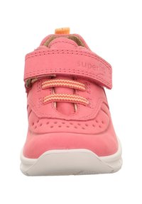 Rosa Kinderschuhe mit Gummisohle, Obermaterial aus Stoff, Klettverschluss, elastischen Schnürsenkeln und durchbrochenen Details zur Atmungsaktivität.