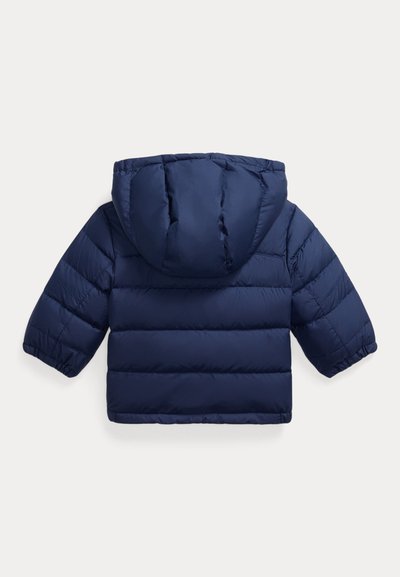 Tmavě modrá dětská prošívaná bunda s dlouhými rukávy, elastickými manžetami, horizontálním prošitím a připevněnou kapucí, zobrazena zezadu.