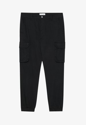 Pantalons cargo noirs avec des jambes droites, des poignets élastiques et plusieurs poches latérales. Fabriqués en tissu texturé avec une fermeture à bouton.