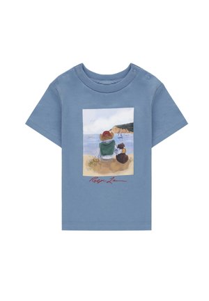 T-shirt blu per bambino con immagine stampata di un bambino con cappello seduto sulla spiaggia con un cane e barche a vela in acqua.
