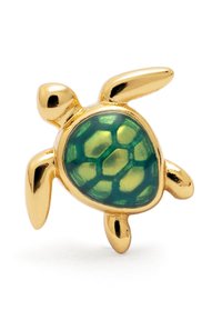 Joyería en forma de tortuga dorada con un caparazón verde y texturizado que presenta patrones hexagonales y extremidades lisas, reflejando la luz para un acabado brillante.