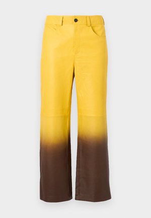 Pantalon en cuir jaune avec un design ombré qui passe au marron en bas. Coupe ample avec poches avant et fermeture à bouton.