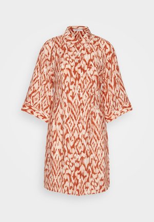 Lyhythihainen mekko oranssina ja kermana, joka on varustettu teksturoidulla kuviolla, napit edessä ja yhdellä rintataskulla. Suunniteltu kauluksella.