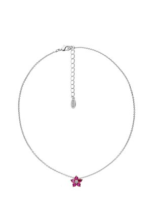 Collier en chaîne argentée avec un petit pendentif en forme de fleur comportant cinq pierres précieuses roses et une pierre précieuse blanche centrale.