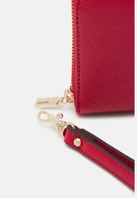 Guess LAUREL LARGE ZIP AROUND - Portemonnee - red