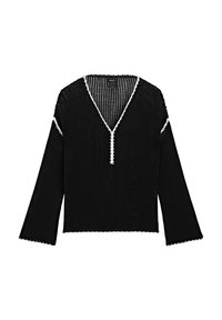 Pull en maille noir avec un col en V, featuring un passepoil blanc le long de l'encolure et des manches. Il a des manches larges et courtes et une finition texturée.