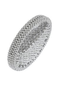 Zilveren bangle armband gemaakt van onderling verbonden metalen kralen, met een gladde, reflecterende oppervlakte en duidelijke hexagonale en ronde vormen.