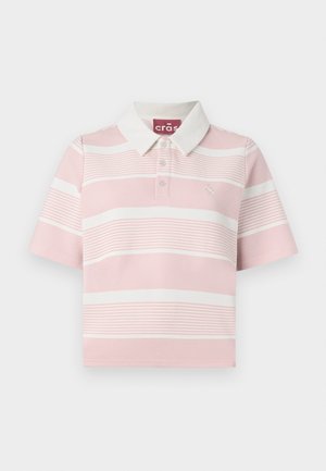 Šviesiai rožinė ir balta juostuota trumpomis rankovėmis polo marškinėliai, turintys klasikinį apykaklę ir mygtukų užsegimą. Tekstūruota medžiaga su logotipo detale.