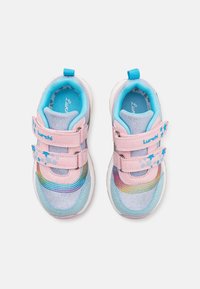 Sneakers rosa con accenti blu, fasce in velcro e un design a gradiente arcobaleno. Realizzati in tessuto con suola sintetica e finitura testurizzata.