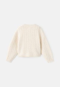 Pull en maille torsadée écru avec un design court, un col rond et des manches longues. Caractérisé par une texture épaisse et un ourlet côtelé.