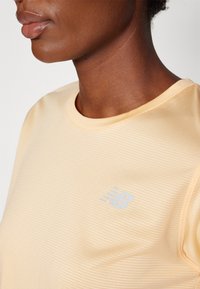 New Balance ESSENTIALS - Sportfelső - peach blossom
