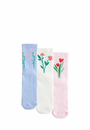 Kolme ribbineulottua sukat kaistaleilla, sininen, valkoinen ja vaaleanpunainen, jokaisessa yläosan etupuolella eri kirjailtu kukkakuosi.