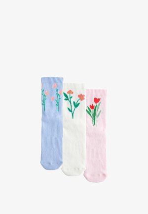 Kolme ribbineulottua sukat kaistaleilla, sininen, valkoinen ja vaaleanpunainen, jokaisessa yläosan etupuolella eri kirjailtu kukkakuosi.