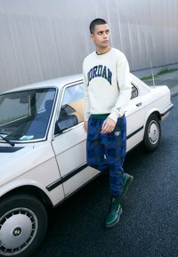 Jordan M J ESS HOL FLC PANT - Jogginghose - noble green