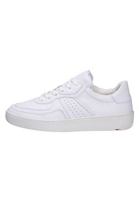 Sneaker bianca in pelle con punta arrotondata, collare imbottito e design laterale perforato. Presenta lacci piatti e una suola in gomma texture.