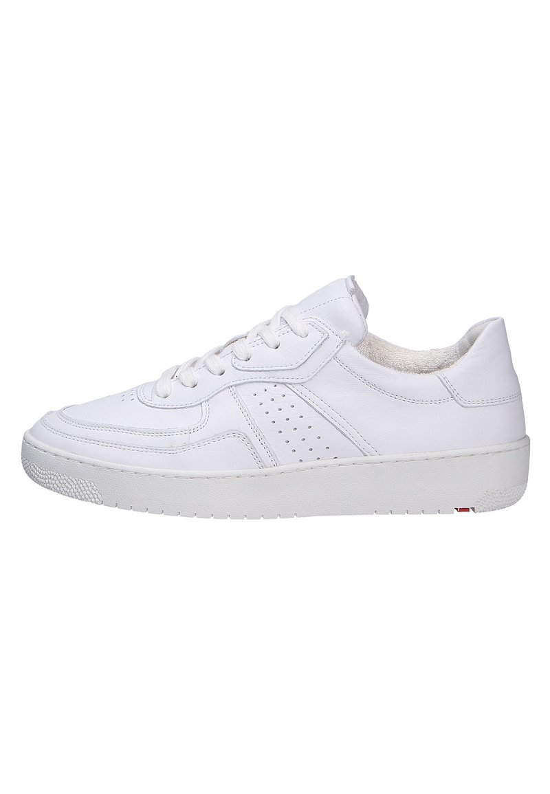 Sneaker bianca in pelle con punta arrotondata, collare imbottito e design laterale perforato. Presenta lacci piatti e una suola in gomma texture.