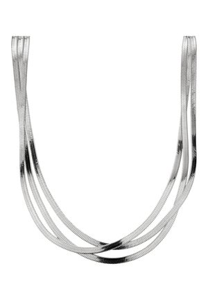 Collier à chaîne argentée à trois brins, avec un design serpentiforme lisse et plat, formant une courbe douce sur un fond blanc.