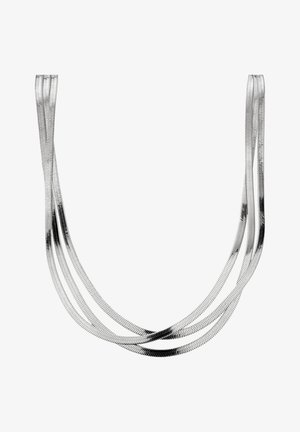 Collar de cadena de plata de tres hebras con un diseño liso, plano y serpenteante, formando una curva suave sobre un fondo blanco.