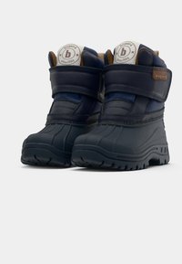 Bottes d'hiver pour enfants en marine avec semelles en caoutchouc texturé, sangles Velcro et détails piqués ; en cuir et matériaux synthétiques ; design imperméable.