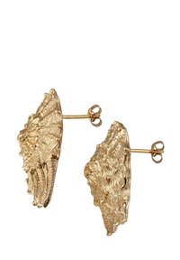 Boucles d'oreilles en or avec un design texturé et en couches ressemblant à des coquillages. Dotées d'un fermoir à poussoir et de détails complexes sur la surface.