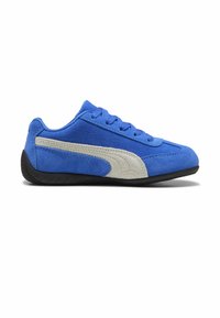 Zapatillas de ante azul con un acento gris claro y suela de goma negra. Presentan punta redondeada, cierre con cordones y superficie texturizada.