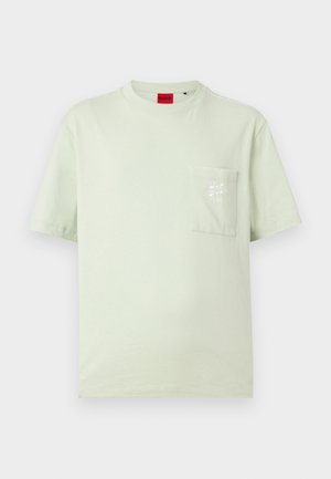 T-shirt vert clair à manches courtes avec col rond, poche poitrine dotée d'un petit motif floral blanc et du nom de la marque "HUGO" à l'intérieur.