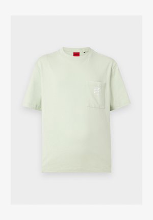 T-shirt vert clair à manches courtes avec col rond, poche poitrine dotée d'un petit motif floral blanc et du nom de la marque "HUGO" à l'intérieur.