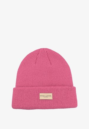 Roze gebreide beanie met een omgeslagen rand en een tan label met de tekst "BICKLEY + MITCHELL AMSTERDAM," met een ribbelstructuur over het hele stuk.