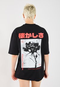 YOURTURN UNISEX - Nyomott mintás póló - true black