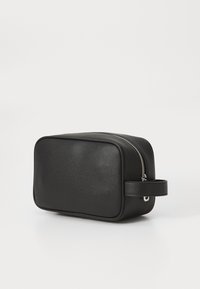 Bolsa de couro preta com formato retangular, superfície texturizada, fecho prateado e uma alça lateral para fácil transporte.