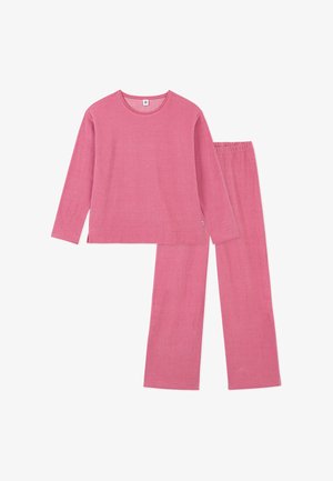 Roze geribd langärmelig topje met bijpassende geribde broek plat neergelegd op een witte achtergrond.