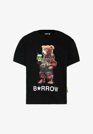 Czarny t-shirt z grafiką misia w moro bluzie z kapturem, czerwonych szortach, czerwonych tenisówkach, trzymającego zielony napój, z napisem "BARROW" poniżej.