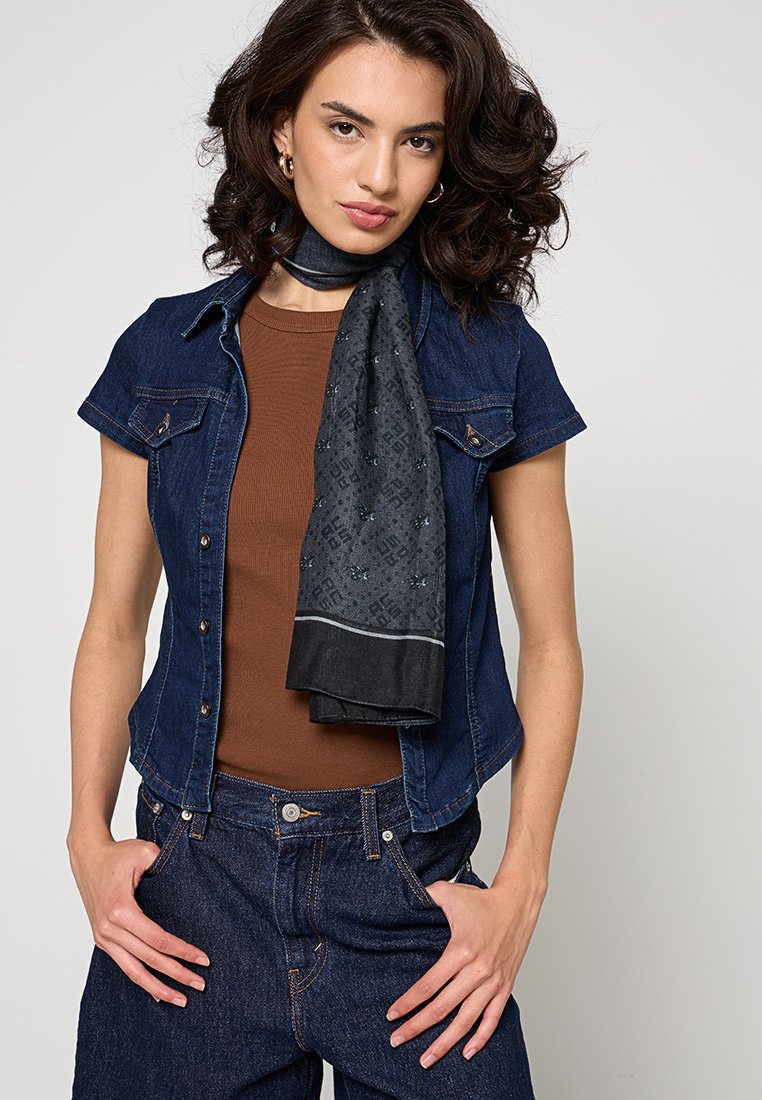 Jeansowa kurtka z krótkimi rękawami, dopasowany brązowy top i wzorzysty czarny szalik, charakteryzujący się gładką fakturą i subtelnymi akcentami.