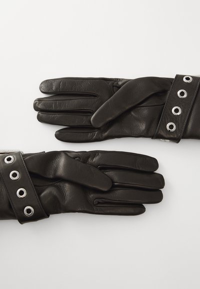 Zwarte leren handschoenen met vijf vingers, een gestructureerde afwerking en een decoratieve band met metalen oogjes nabij de pols.