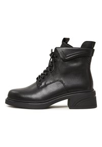 Botine negre din piele, cu vârf rotund, șiret la față și un toc bloc ușor ridicat. Prezintă un guler pliat și detalii subtile de cusătură.