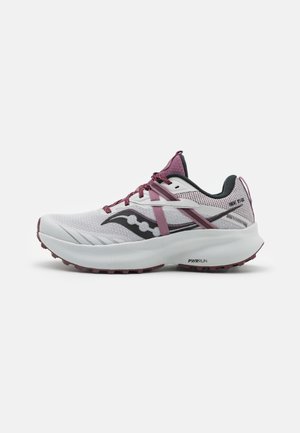 Chaussure de trail Saucony blanche et violette avec une semelle épaisse et amortie, logo noir sur le côté et empeigne en tissu mesh.