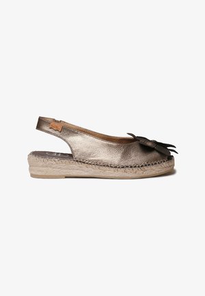 Bronzová kovová espadrilka na opätku so slingback remienkom, s platformovou podrážkou z tkaného jutového materiálu a čiernou dekoratívnou mašľou v oblasti špičky.